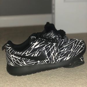 Black & White Nike Roshe